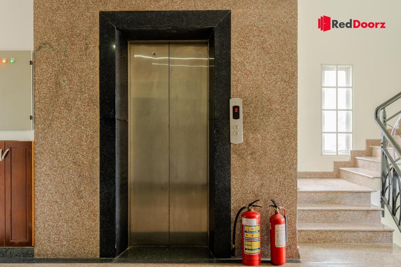 RedDoorz Tahami Hotel near Kha Van Can Ho Chi Minh-stad Buitenkant foto